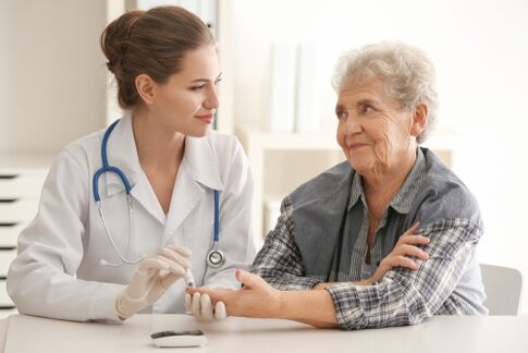Doutor e paciente con diabetes